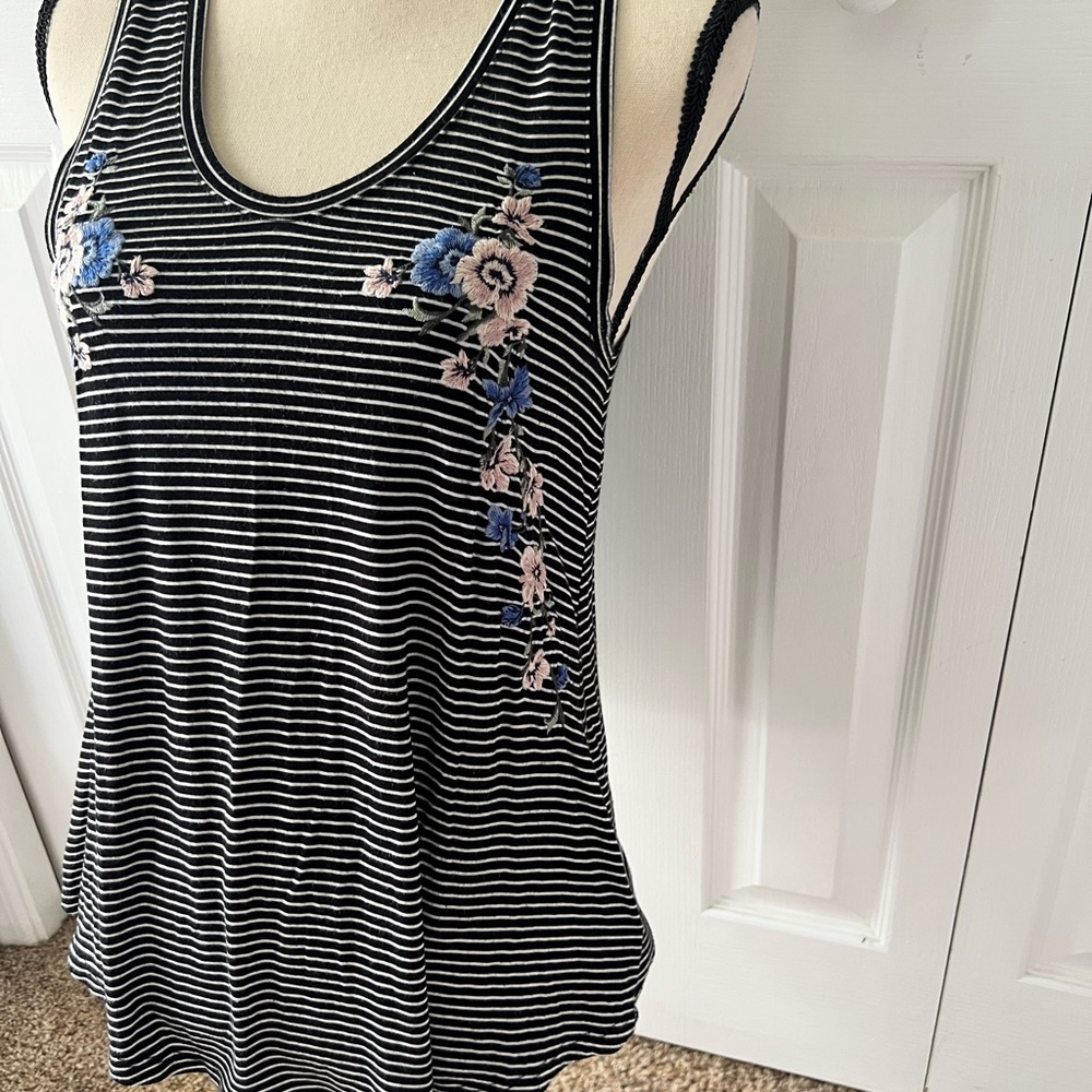 American Eagle Striped Black and White Floral Embroidered Women's Top Sz Small - Picture 4 of 9